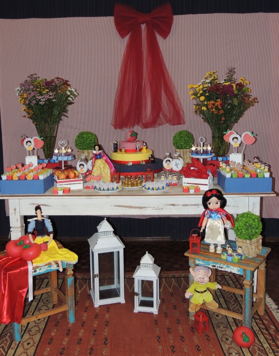 Tomada da mesa principal, com nossas flores naturais e os personagens e personalizados em destaque